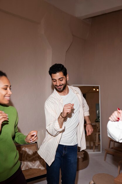 Pessoas tendo uma reunião casual de dança de salsa.