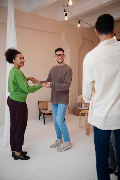 Pessoas tendo uma reunião casual de dança de salsa.