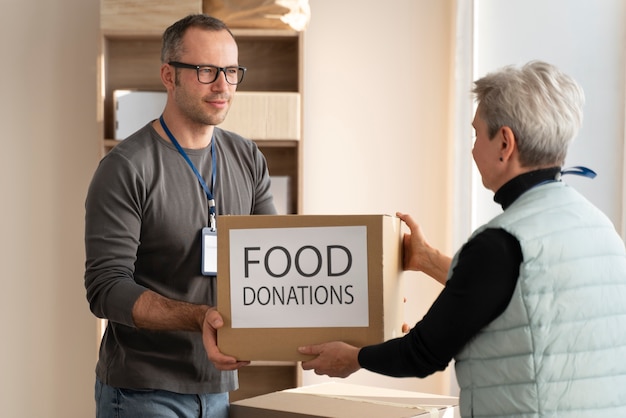 Pessoas tiro médio com doações de alimentos