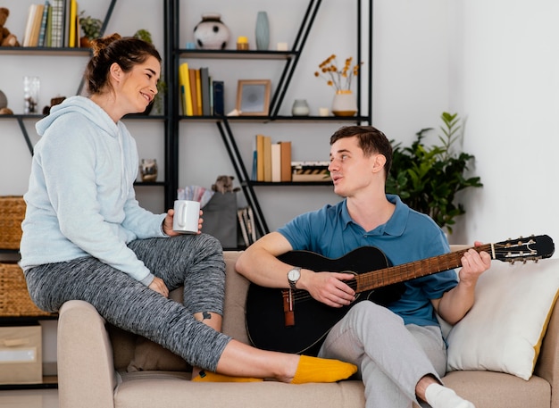 Foto grátis pessoas tiro médio com guitarra