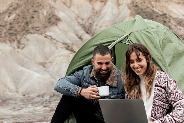 Pessoas tiro médio com laptop e xícara de café