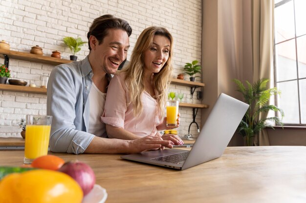 Pessoas tiro médio com laptop