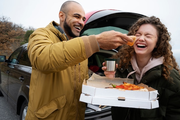 Pessoas tiro médio com pizza deliciosa