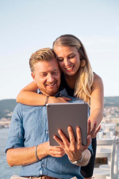 Pessoas tiro médio com tablet