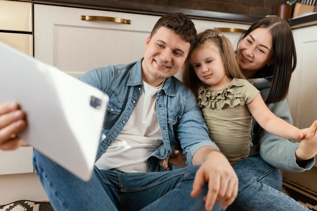 Pessoas tiro médio no chão com tablet