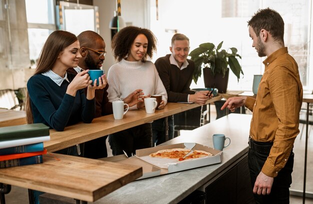 Pessoas tomando café durante uma reunião