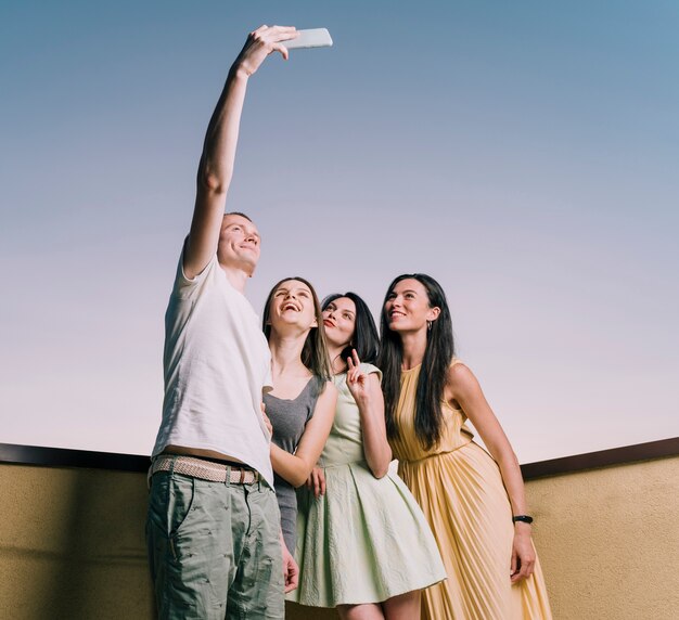 Pessoas tomando selfie no telhado de baixo