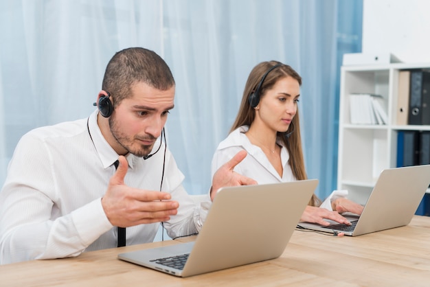 Foto grátis pessoas trabalhando em call center