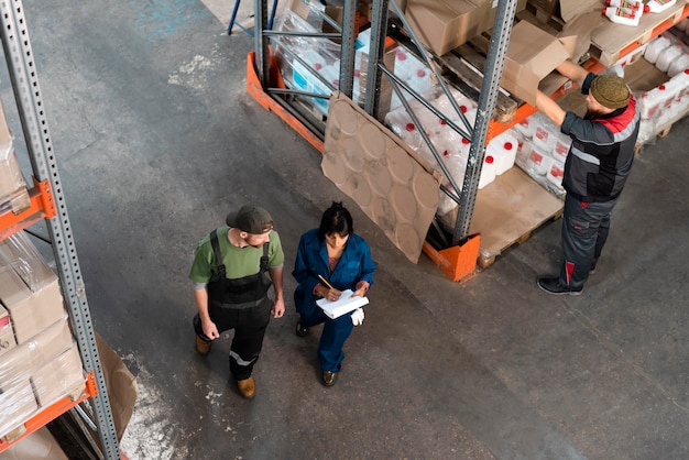 Foto grátis pessoas trabalhando juntas em um depósito