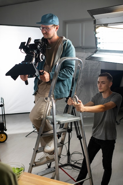 Foto grátis pessoas trabalhando juntas para um novo filme