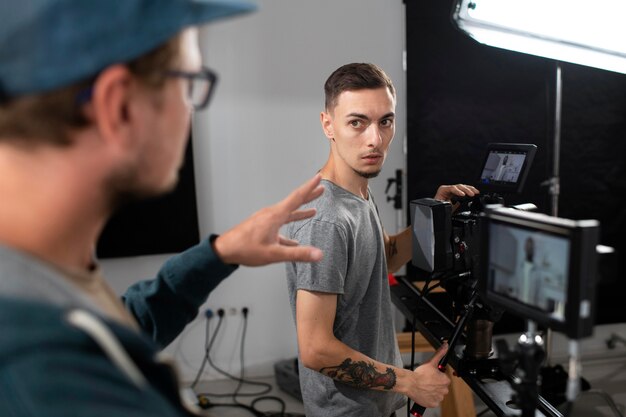 Pessoas trabalhando juntas para um novo filme