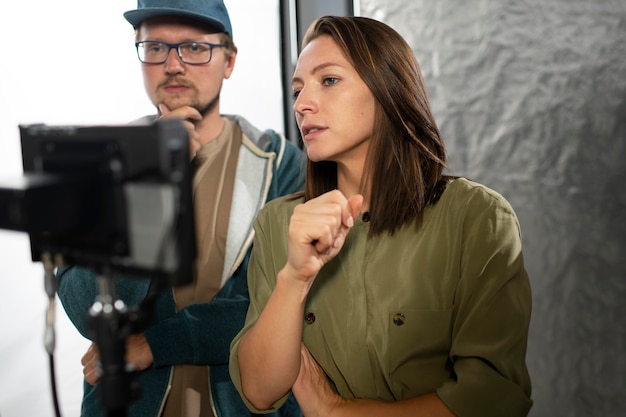 Foto grátis pessoas trabalhando juntas para um novo filme