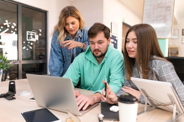 Pessoas trabalhando juntas para um novo projeto