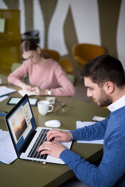 Pessoas trabalhando juntas plano médio