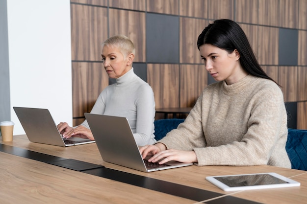 Pessoas trabalhando respeitando a restrição de distanciamento social