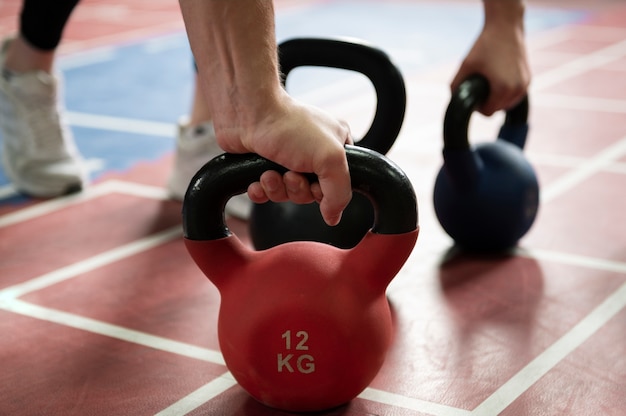 Foto grátis pessoas treinando junto com levantamento de peso