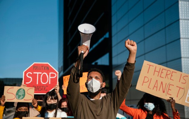 Pessoas usando máscaras em protesto ambiental
