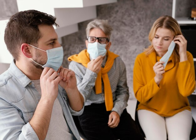 Pessoas usando máscaras na terapia de grupo