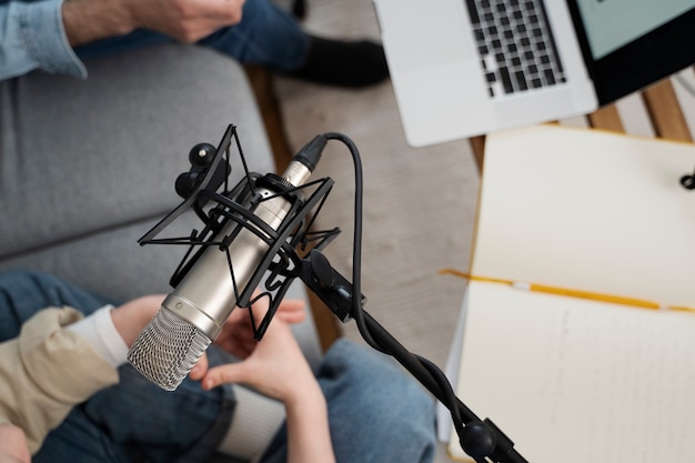 Pessoas usando microfones durante uma sessão de podcast