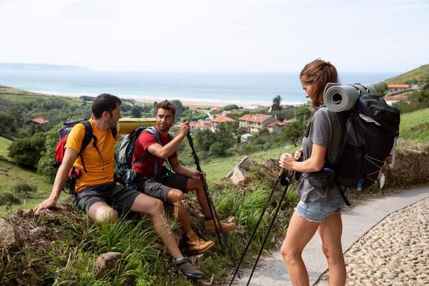 Pessoas viajando juntas com suas mochilas