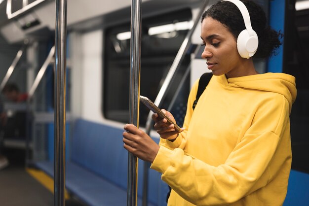 Pessoas viajando no metrô no inverno