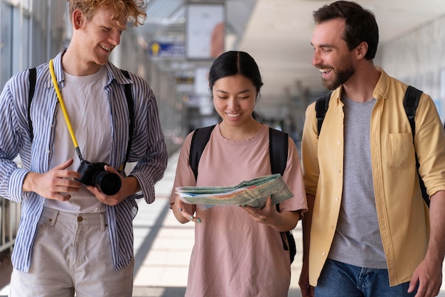 Pessoas viajando sem grandes preocupações