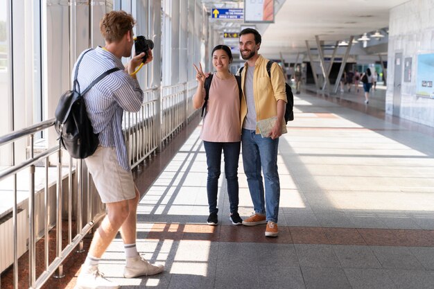 Pessoas viajando sem grandes preocupações