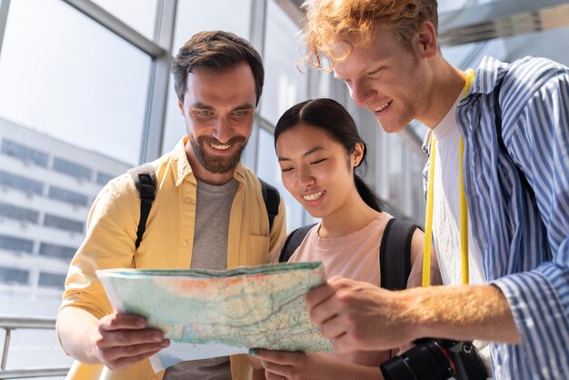 Pessoas viajando sem grandes preocupações