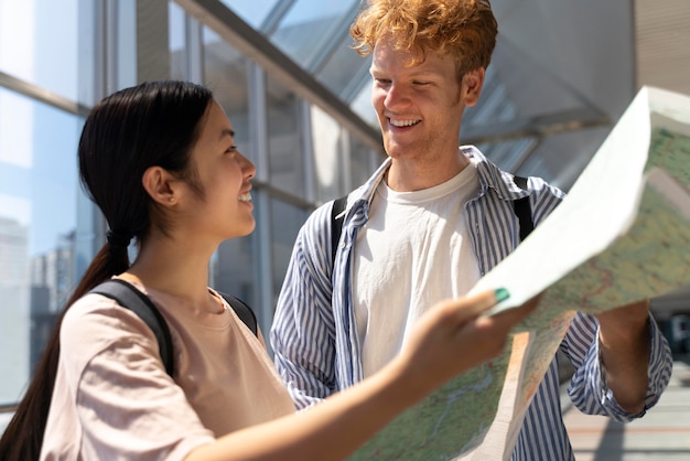 Foto grátis pessoas viajando sem grandes preocupações