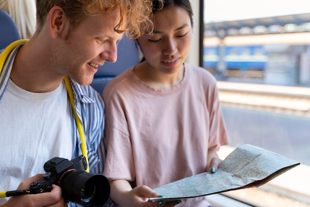 Foto grátis pessoas viajando sem grandes preocupações