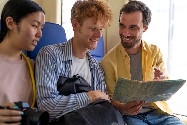 Foto grátis pessoas viajando sem grandes preocupações