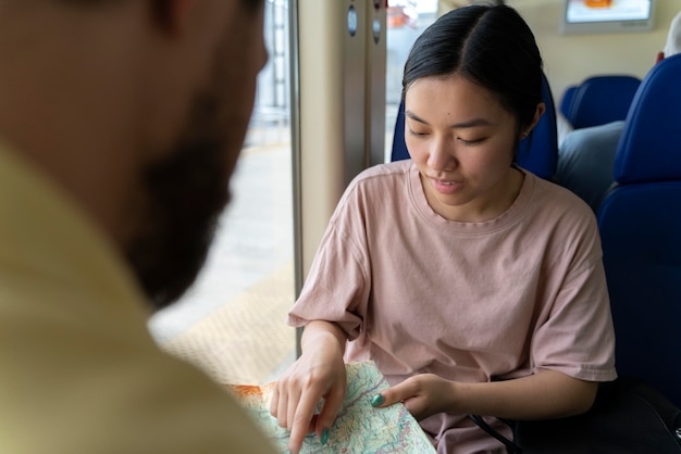 Foto grátis pessoas viajando sem grandes preocupações