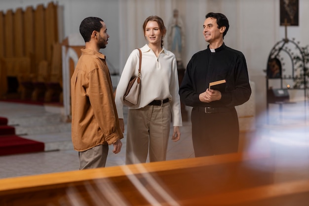 Foto grátis pessoas visitando e orando no edifício da igreja