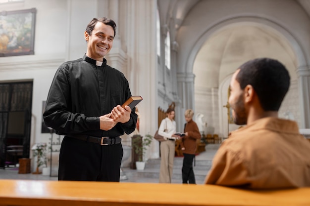 Foto grátis pessoas visitando e orando no edifício da igreja