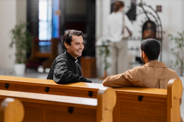 Pessoas visitando e orando no edifício da igreja