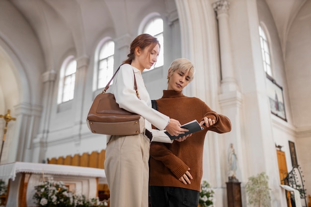 Pessoas visitando e orando no edifício da igreja