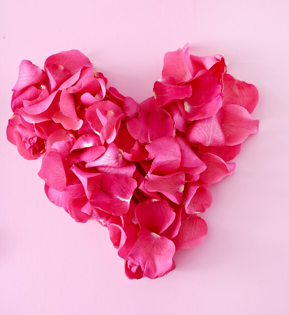 Pétalas de rosa em forma de coração