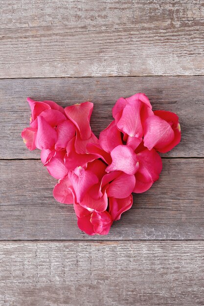Pétalas de rosa em forma de coração