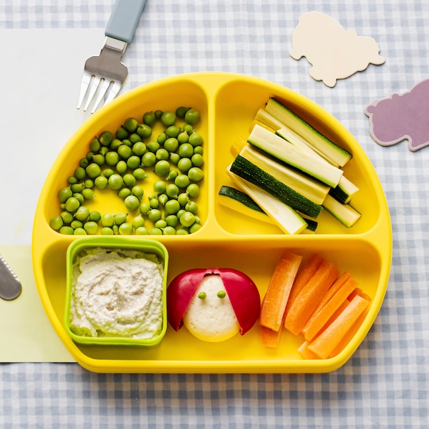 Foto grátis petiscos saudáveis para crianças em prato amarelo