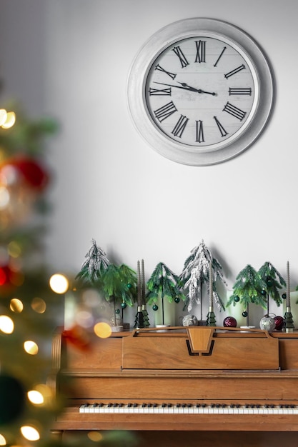 Piano de madeira em interior decorado para o natal