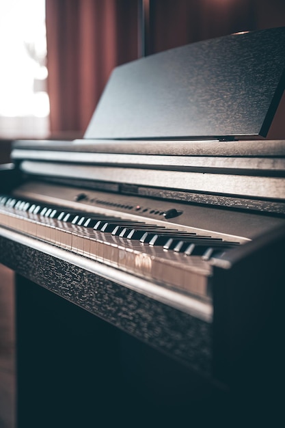 Piano eletrônico closeup em um quarto escuro