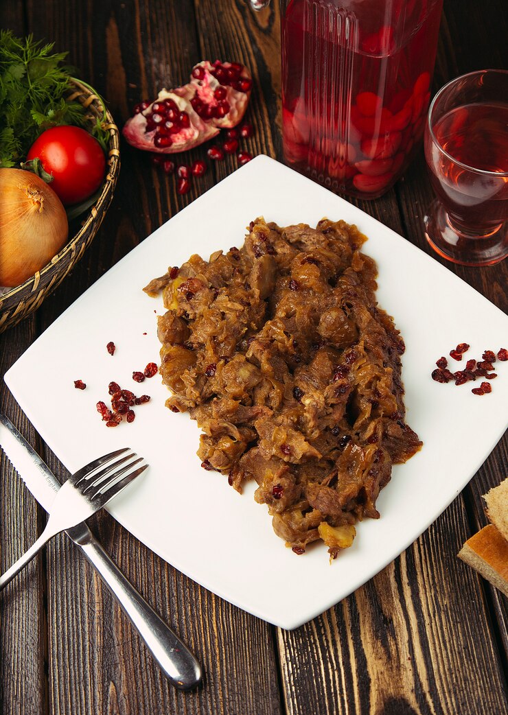 Foto grátis picante de carne picada cozido com legumes em chapa branca.