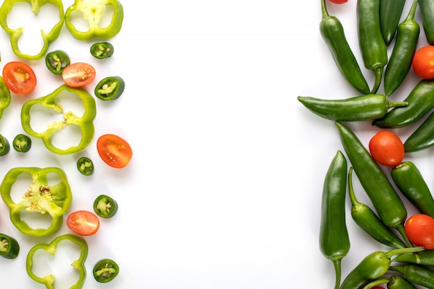 Foto grátis picante de pimenta verde quente com pimentão verde fatiado em fundo branco