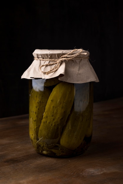 Pickles jar com fundo escuro