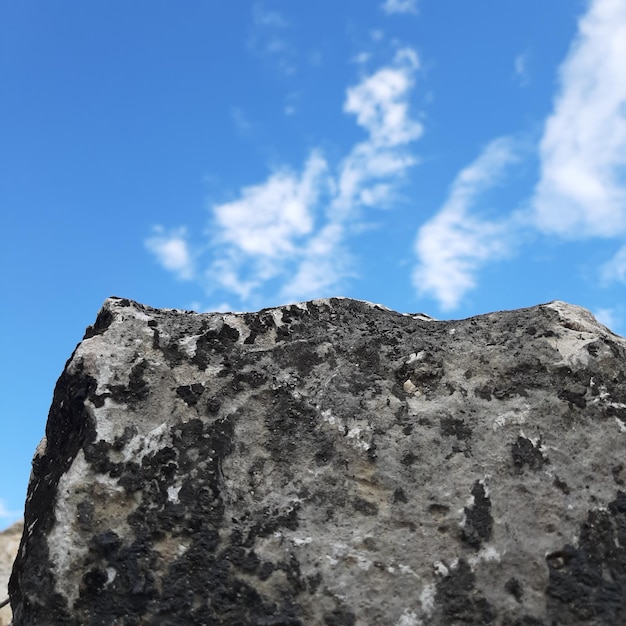 Pico da montanha com céu azul