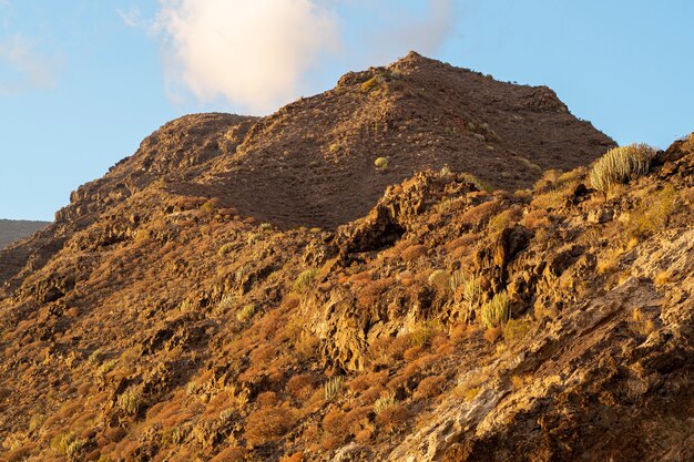 Pico da montanha do deserto com céu nublado