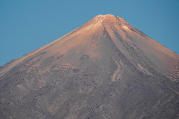 Pico da montanha solitária pelo pôr do sol