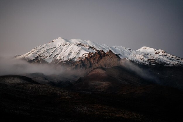 Pico de montanha nevado em um dia nublado