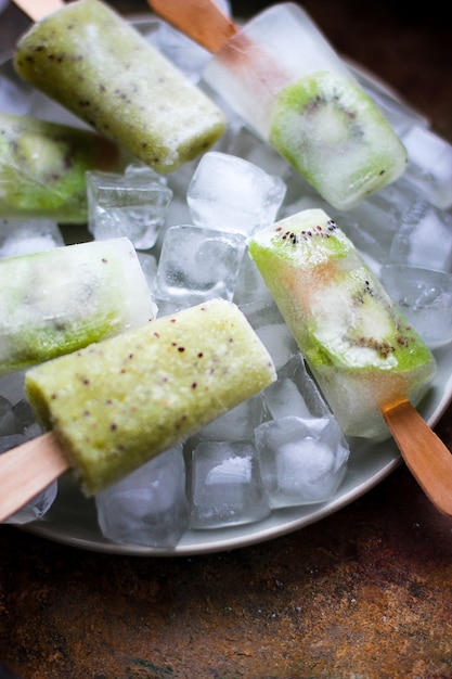 Picolés de kiwi caseiro com cubos de gelo