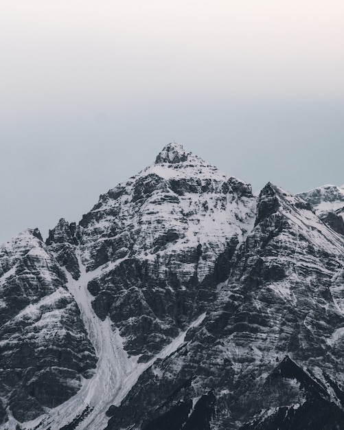 Picos de montanha coberta de neve bonita